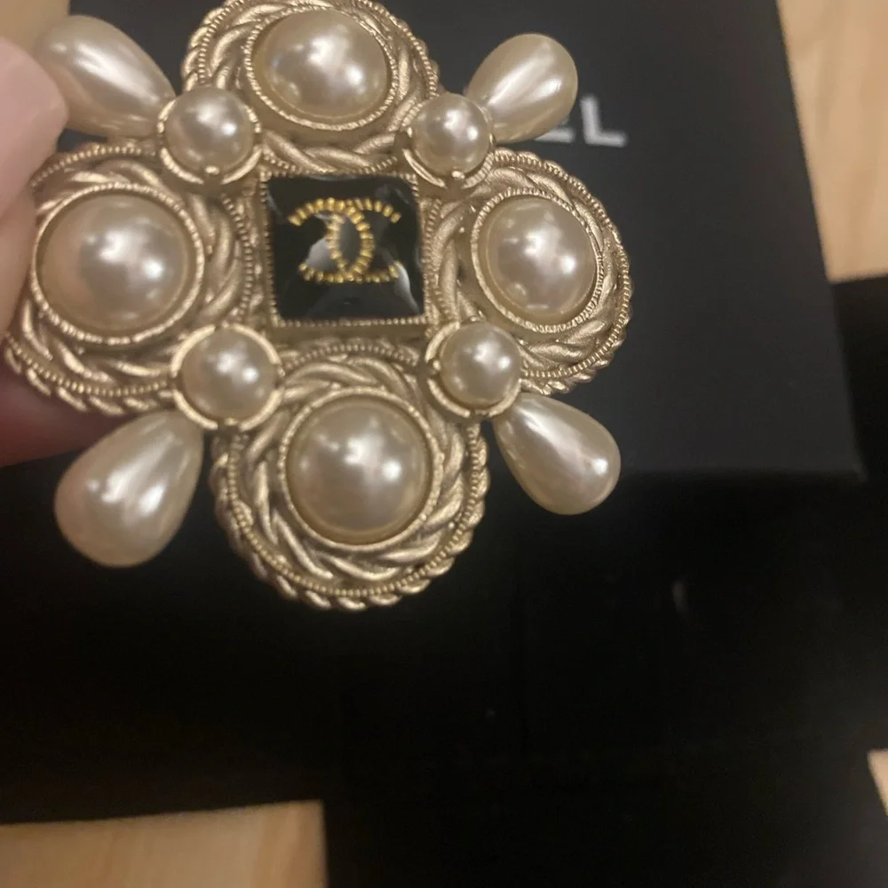 Vintage CHANEL 2018 Autumn Faux Pearl & Resin CC Logo Brooch Pin - Picture 6 of 13